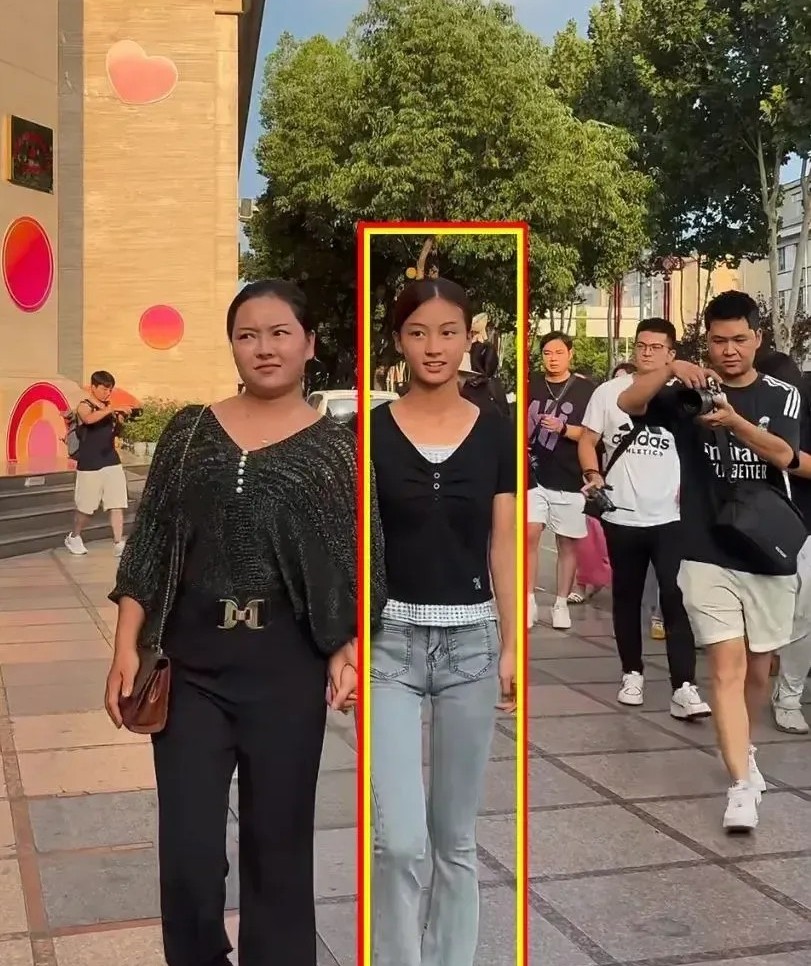 南阳这对七七母女很牛的，本来于正看到网络上七七有点火，想拉一把，结果七七妈妈以学