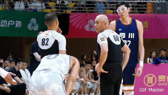 四川男篮太悲催了！
四川男篮气势汹汹，杀气腾腾，撸胳膊挽袖，想给辽宁男篮来一个下