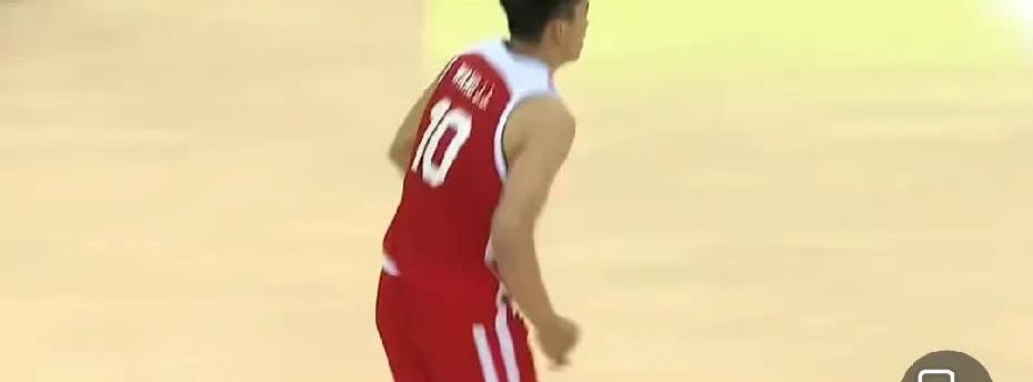 第二节中国男篮陷入得分荒了，徐杰也获得了登场机会，感觉徐杰也想证明自己上来就投中