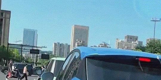 太自私了！

浙江，一女子为了方便送自己小孩上学，竟直接把车停在红绿灯路口中