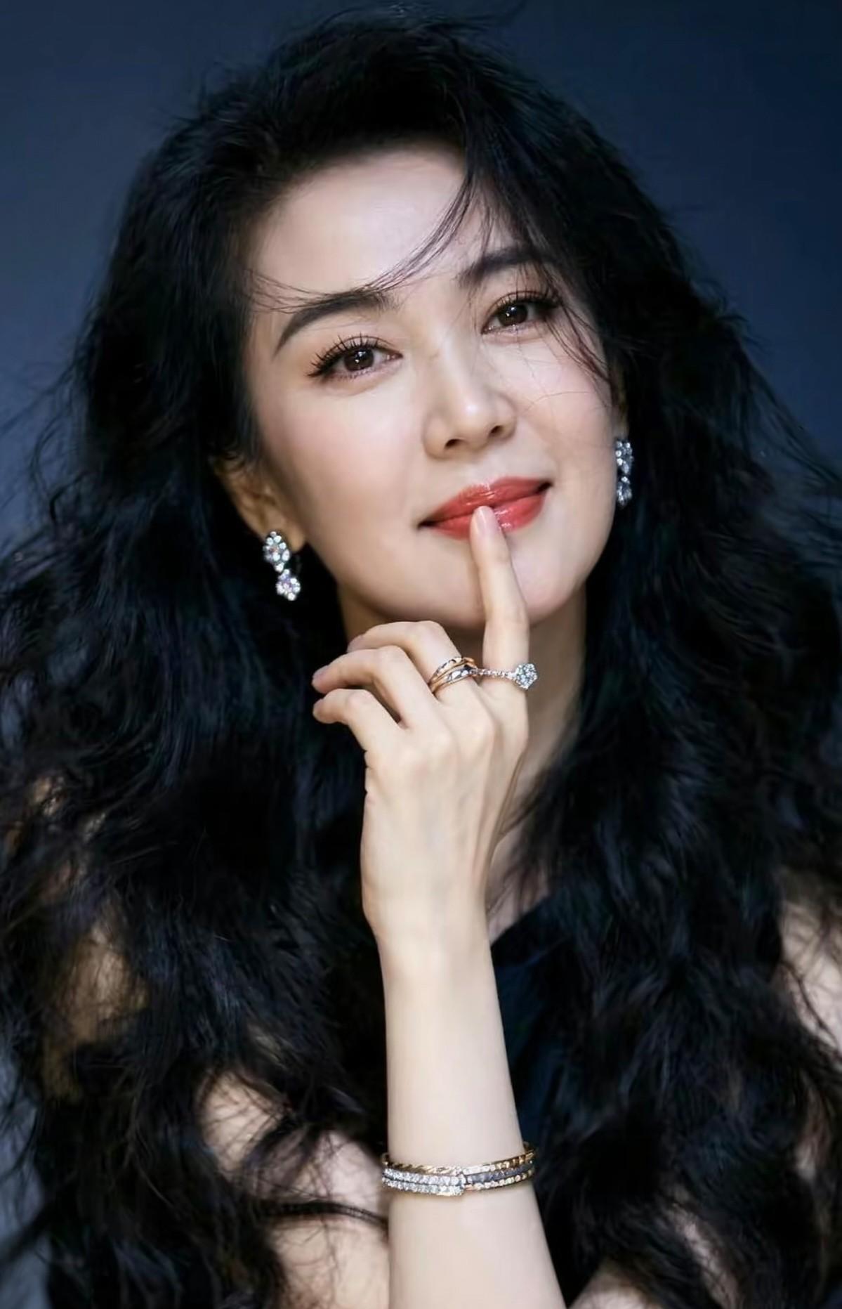这姑娘像林青霞，又有点像许晴，真是个标准的大美女！
这姑娘真是美得让人啧啧称奇！