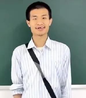 我在想，你看“韦神”那大缺牙，为何就没有牙博士为他修修呢，也让我们的“韦神”早日