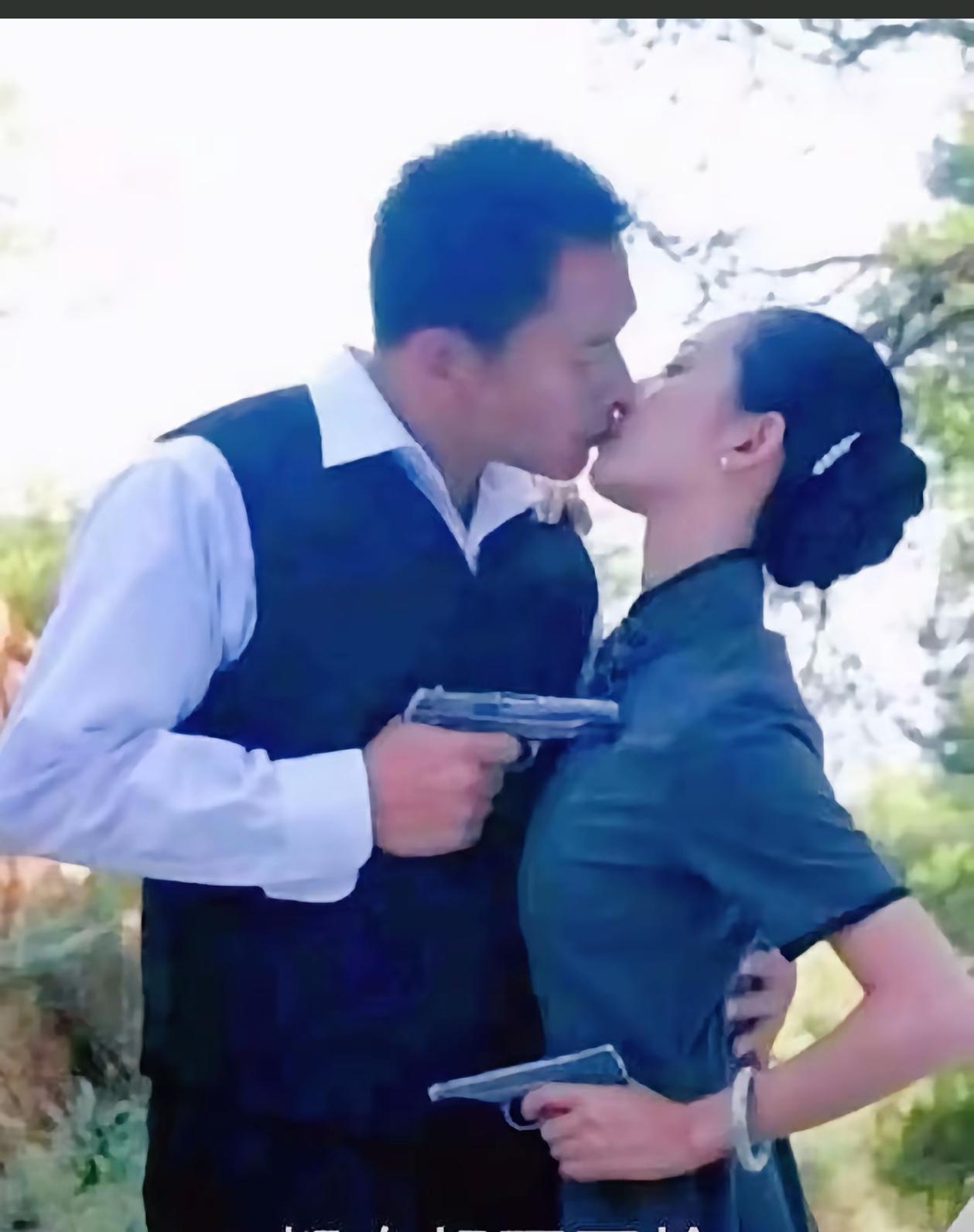 国产剧别的不一定行，但噱头很行！
男人和女人一边深情接着吻，手底下也没闲着，掏出