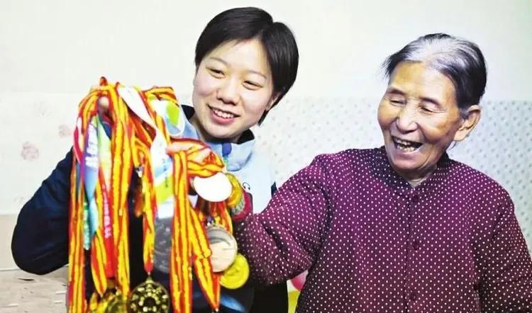 女飞人高思恩是中国田径场上的一道光，曾放弃南开大学的“保送资格”。她是一道光，不