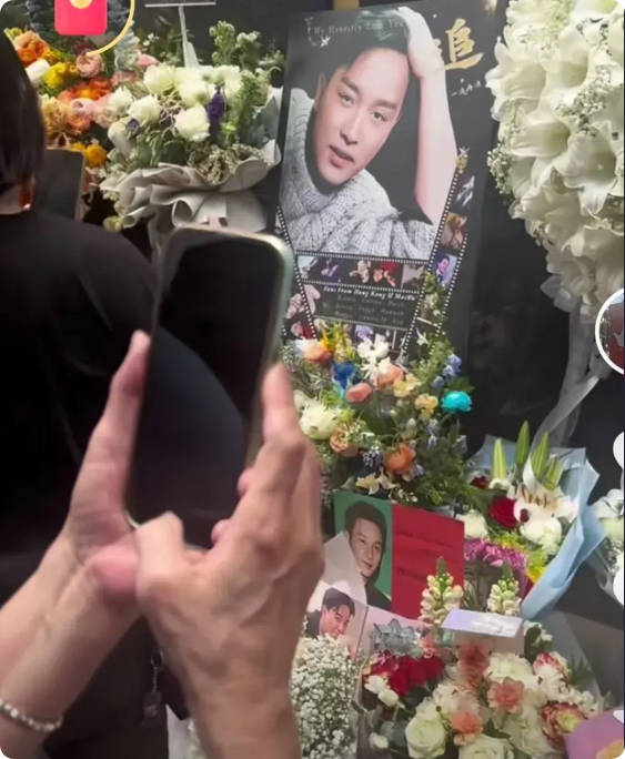 张国荣自杀前的最后—天，多么沉着冷静！
4月1日中午11点，张国荣照常出门，出门