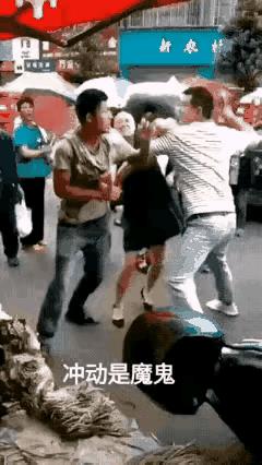冲动是魔鬼，这一板手下去，人倒下去了，你的麻烦也来了，老婆千挡万阻你不听，非要把
