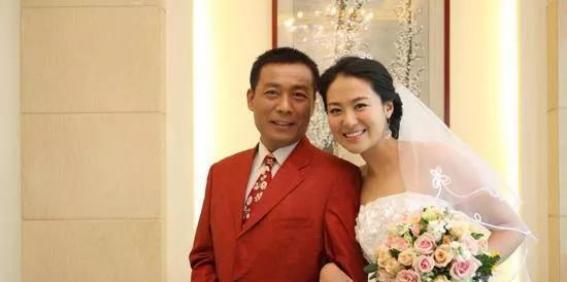 2010年，沈傲君怀孕6个多月时，外交官老公出差了，一天晚上有人敲门，她开门，是