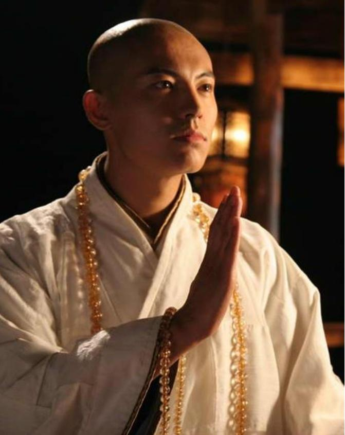 一日，魏州冠氏县华村几位农妇正在田里劳作，天突然下起了大雨，为了避雨，农妇们躲进