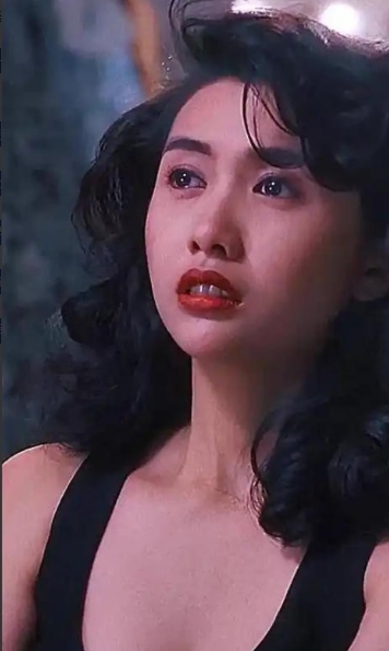 1997年邱淑贞和王晶分手后，转身嫁给了身家百亿的沈嘉伟。结果结婚当天，沈嘉伟正