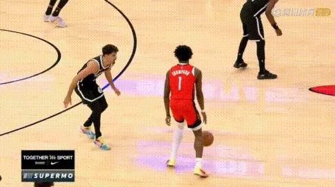 恐怖！阿门原地大变向碾压以色列人。
图1-3：这脚踝爆发力好恐怖，下回合又利用身