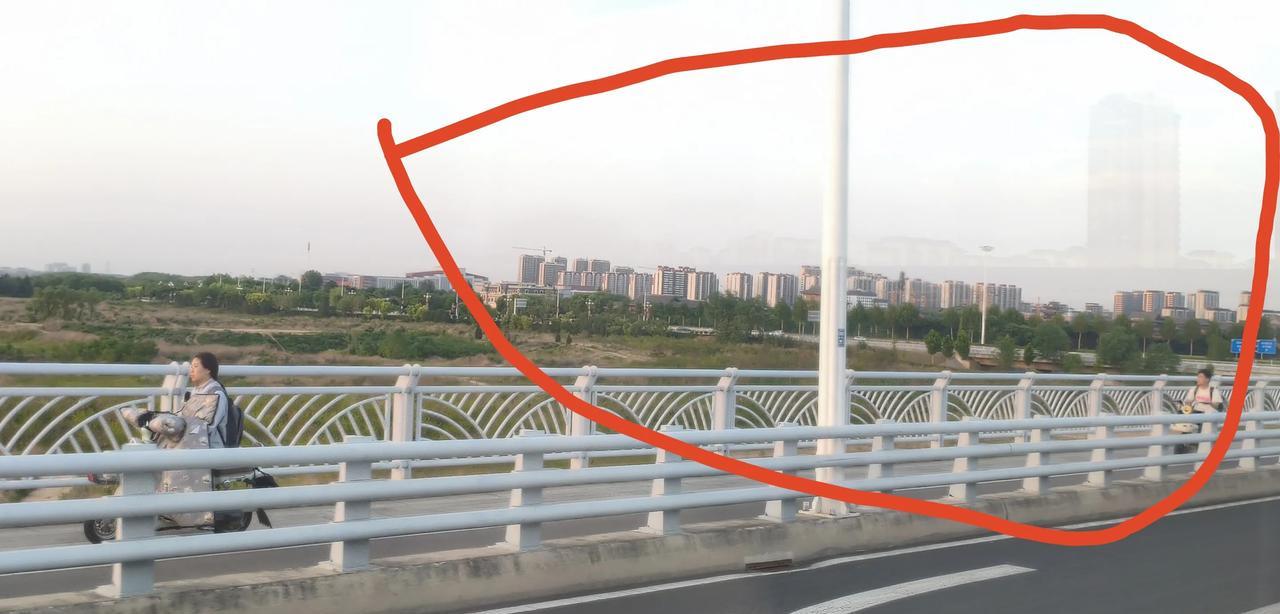 #分享城市新鲜事#大白天的在沂河桥上竟然拍到了这个，
这是“河市蜃楼”吗？
有知