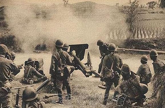 1943年，八路军政委秦光中弹倒地，两名伪军走过来就要补刀，秦光声音沙哑，轻轻地