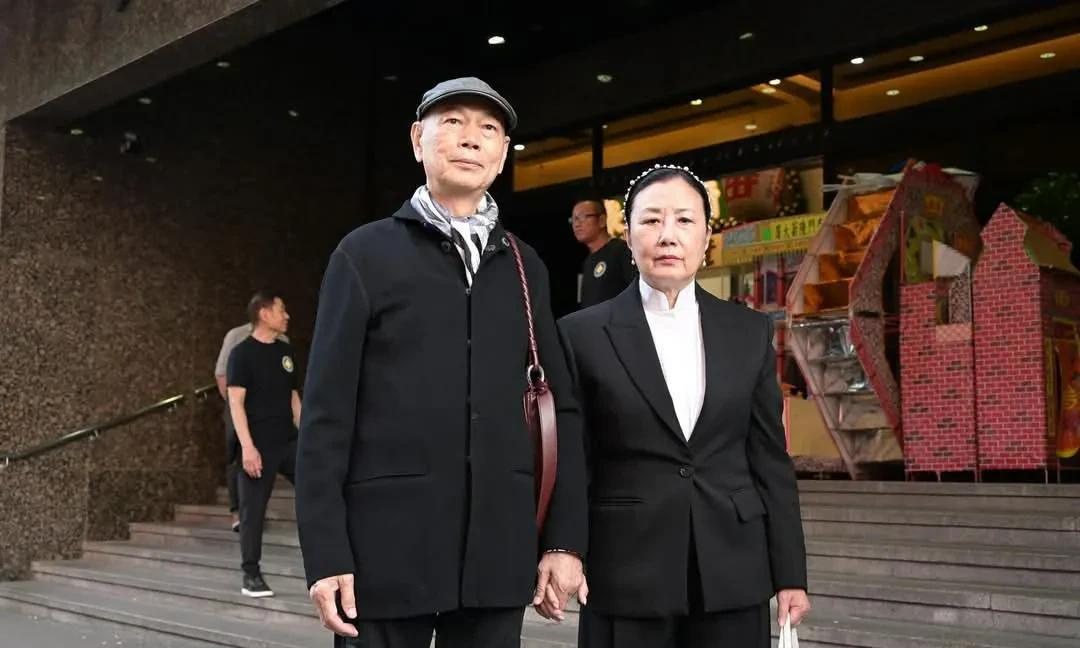 中国香港著名武术指导唐佳上月堕楼身亡，享年88岁。
相隔十天，唐佳太太雪妮于7月