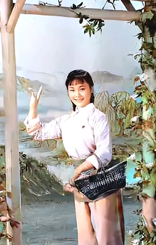 大家还记得这是谁吗？这是她年轻时候刚成名时的画报，现在有八十多岁了吧，她是湖南著