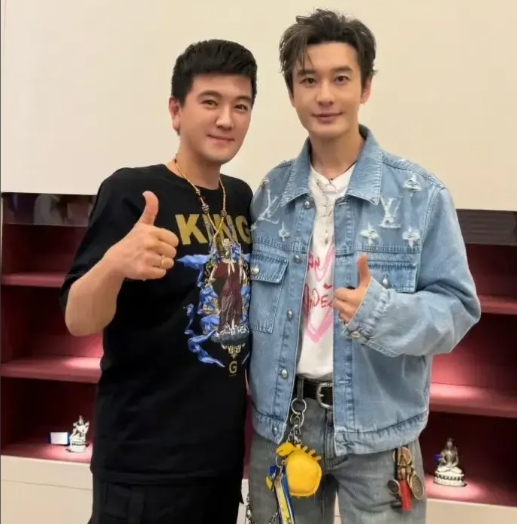 看了杨子和黄晓明的合照，我只有两个疑问。
第一个问题，黄晓明77年的，杨子是75