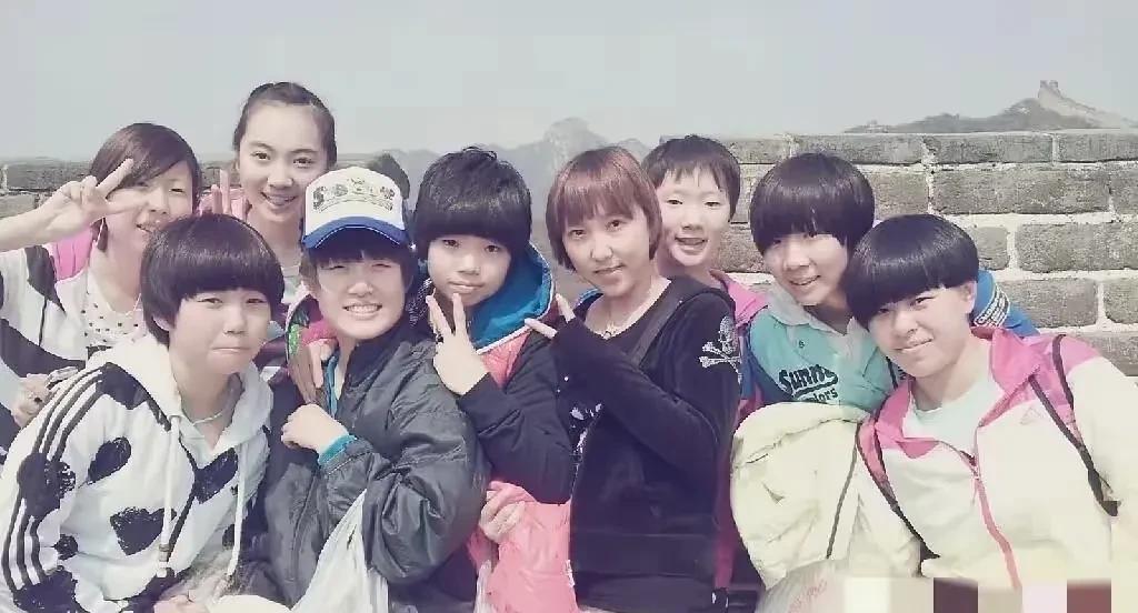国乒早期女队穿搭竟是这样的！
曼昱穿的运动服是在贵州苗子集训记录片里的一样，这应