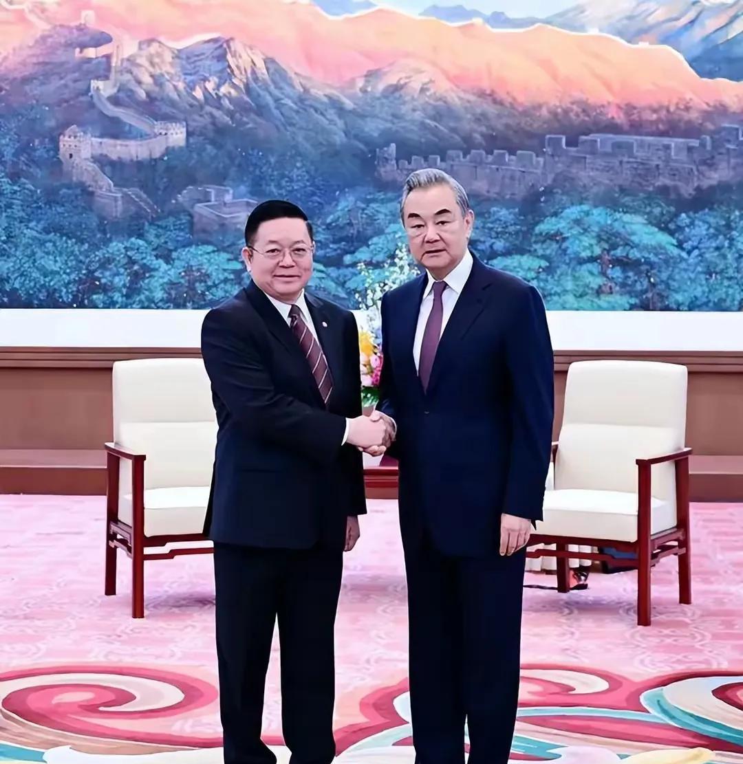 泰柬硝烟未散，东盟急飞北京献上“大礼”，马科斯要急了？据环球网报道称，中国外长王