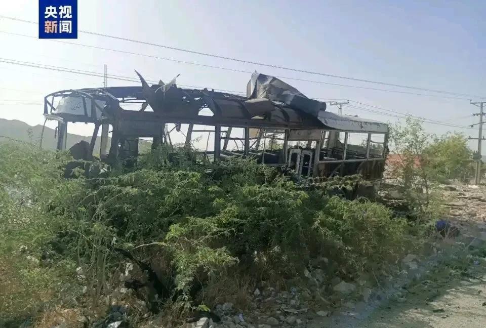 当屠刀挥向校车：恐怖主义的最后底线在哪里？ 
清晨的校车载着书本与欢笑驶向学校，