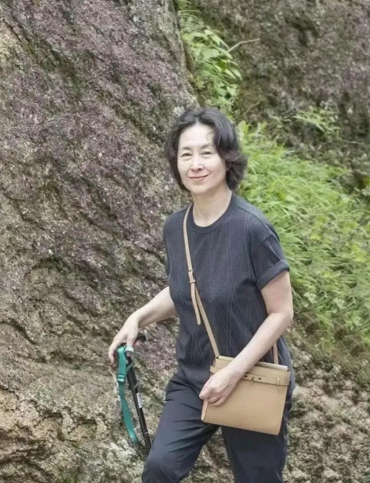 63岁的何超琼现身安徽考察，引发关注。她此次着装简约朴素，全然不见豪门名媛的华丽