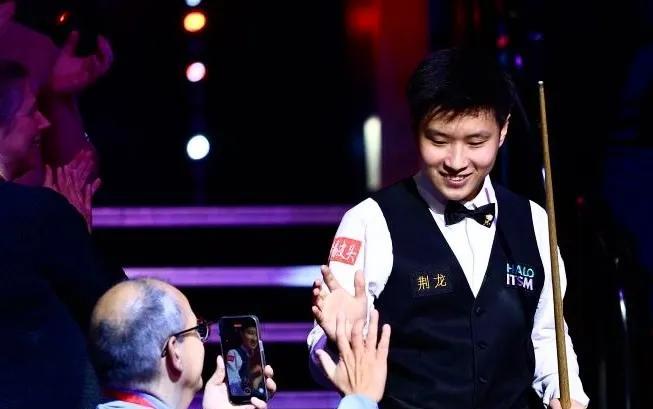 七律礼赞赵心童克鲁斯堡封王：创亚洲斯诺克历史，以诗铭记荣耀时刻