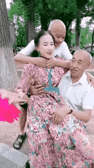 传统文化缺失
精神文明建设落伍
道德滑坡
世风日下
让部分人不知羞耻二字为何物