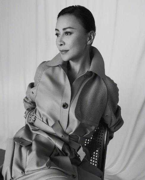 这一组大片走中性风路线，突出了刘嘉玲的帅气之美