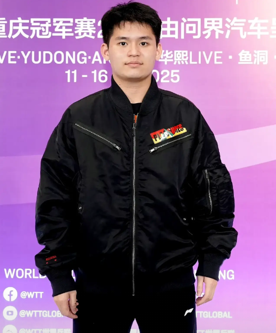 WTT重庆站男单赛场战况激烈，4位选手成功晋级16强。
1️⃣林诗栋（中国）
2