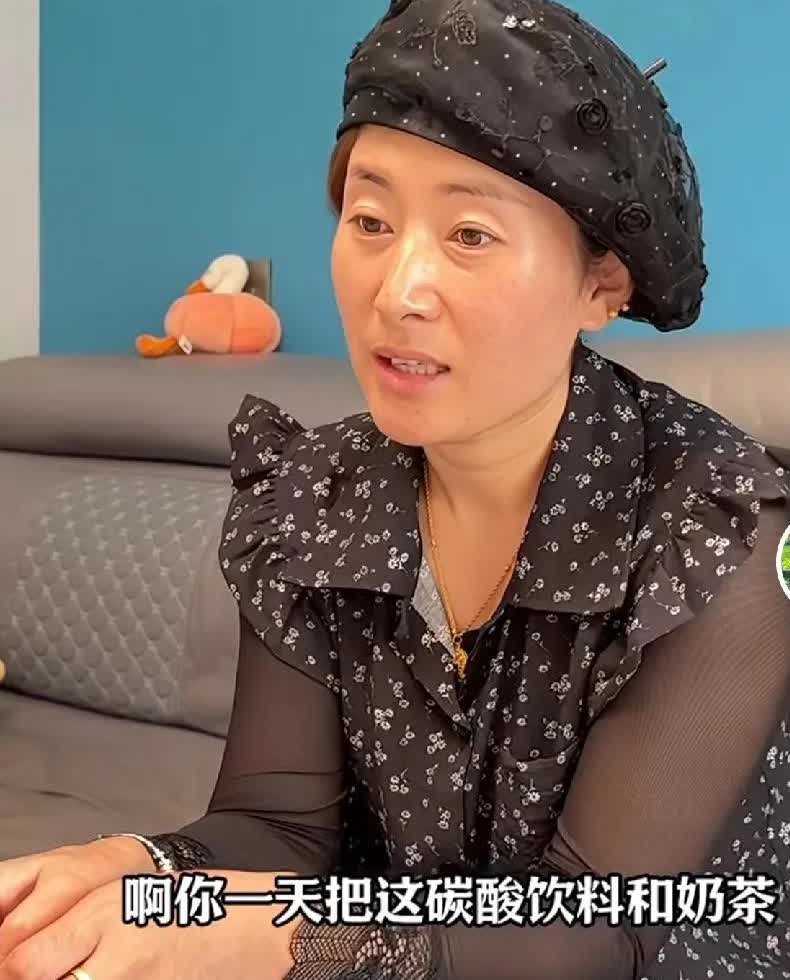 九儿妹妹桐桐生病了，后妈真的不容易，连着换班伺候女儿，熬的一脸憔悴。
    