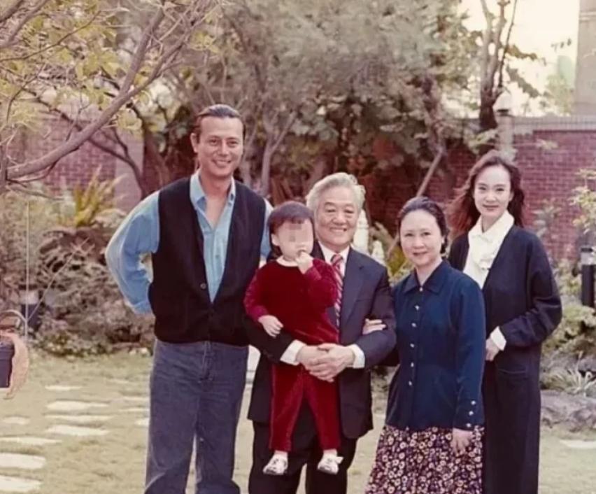90年代，刘德凯与刘雪华热恋时与琼瑶夫妇留下珍贵合影。照片中四人笑容真挚，刘雪华