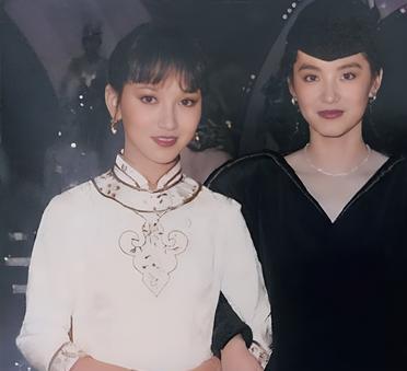 这是1982年港台两大天颜女星在晚会上相聚。两位顶级美女是同龄人。这一年，赵雅芝