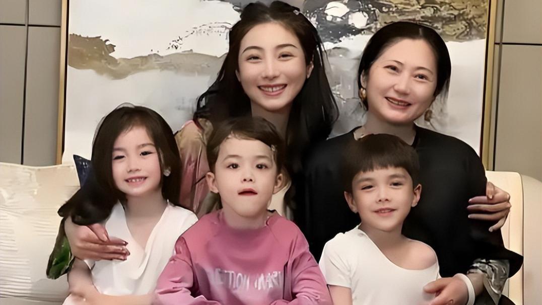 曾经她用英国精子生下3个娃，如今7年过去了，她后悔了吗？