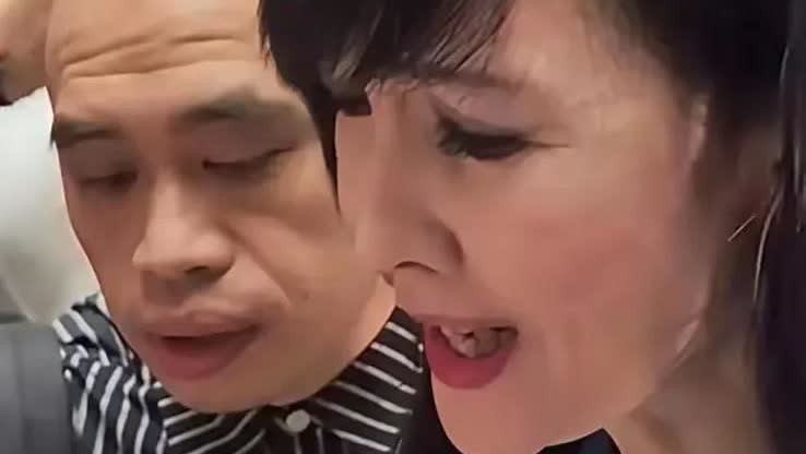 56岁的周慧敏，颈纹比歌词还深

镜头怼脸那一刻，弹幕齐刷“女神崩了”

