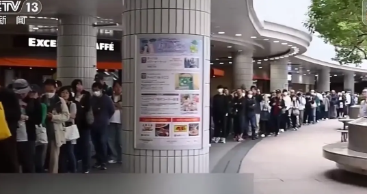 【日本居民凌晨1点排队抢陈米】近日，为缓解米价高涨，日本政府在北海道等地投放新一