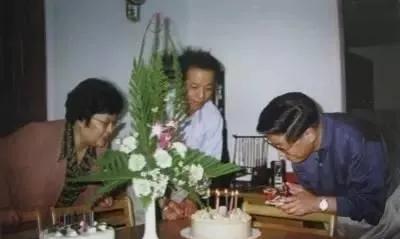 1997年9月，黄菊与上海中华冶金厂两位老同事共庆60岁生日。