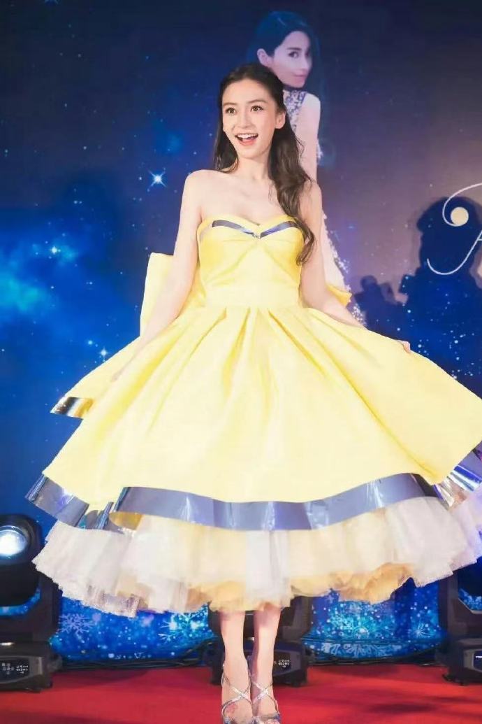 天呐，杨颖这鞋子太高了吧？好危险 ​​​