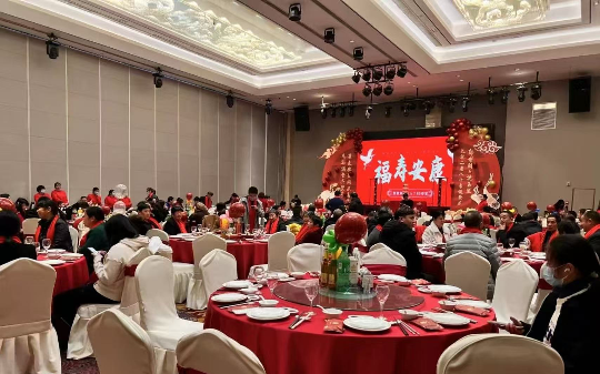 男子参加女友父亲寿宴，被看不起，遭情敌羞辱，得知对方真实后，众人集体沉默