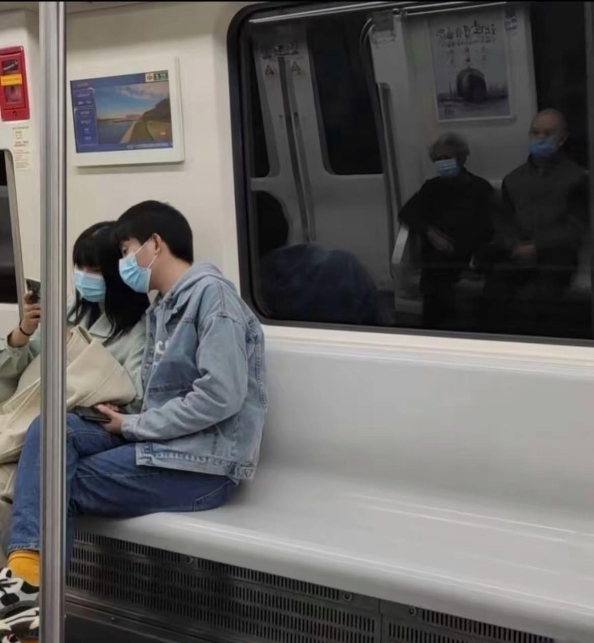 这角度也太巧妙了，简直把对比玩儿出了花，不过多少显得有些悲观。一位网友在地铁上拍