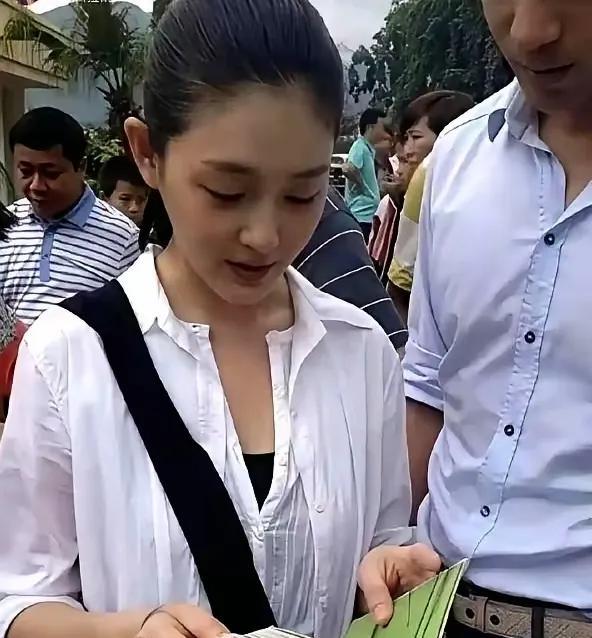 小玥儿神似大S！街头骑车萌态引回忆
惊！大S女儿小玥儿街头曝光！扎着双马尾骑车买