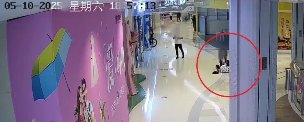 “本末倒置！”湖南长沙，一女子在商场电梯转角处，被一骑平衡车的男孩撞倒受伤，事发