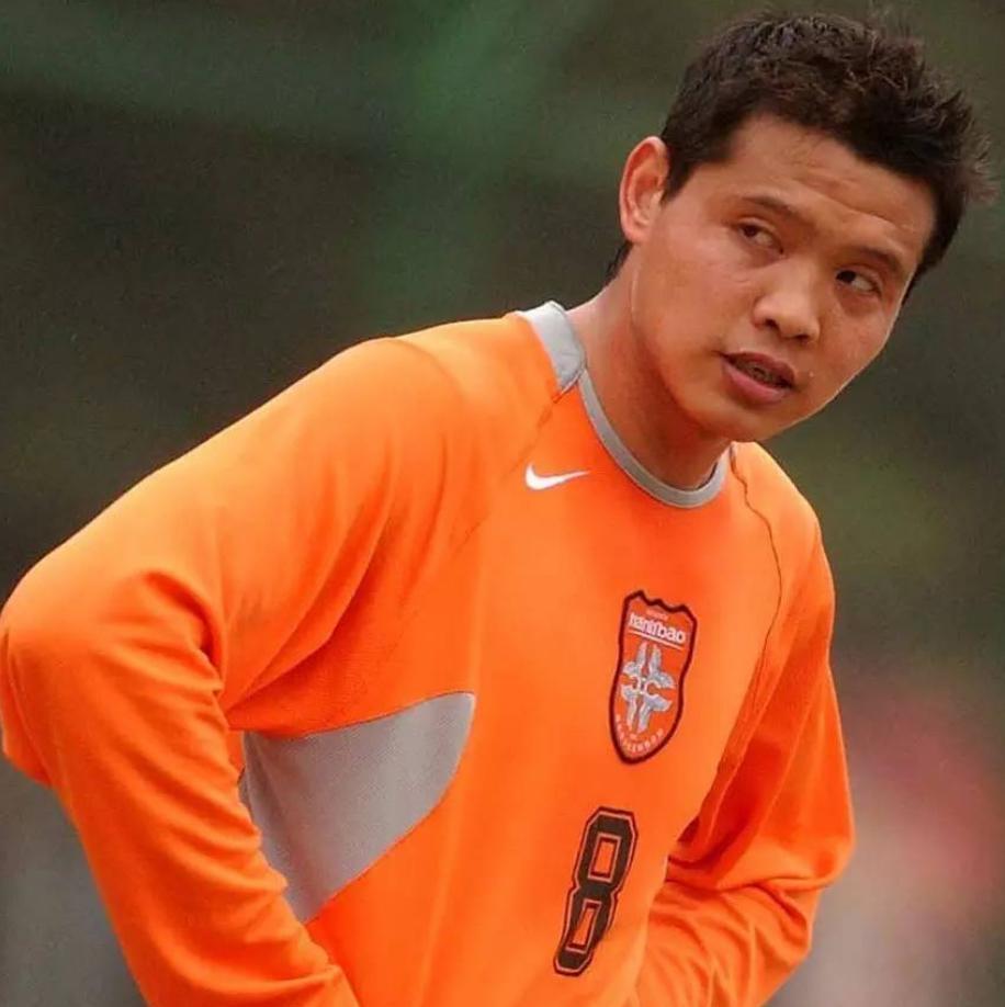 张效瑞是职业化以来唯一一位去欧洲踢过球的天津籍球员。巅峰期的他被德乙球队亚琛相中