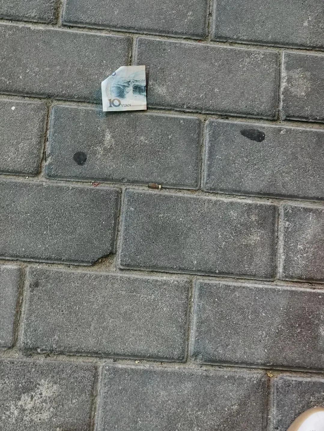 大家说说看，如果是你捡还是不捡？大街上看到的，离我最近，周围好多人呢，有驻足看我