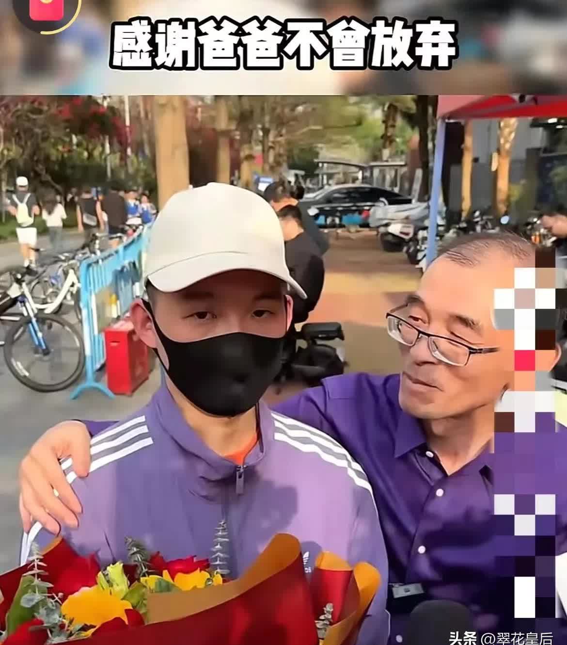 谁能想到

谢浩男人生中首次穿上紫色衣服，不是为了参加考试，也不是为了去约会