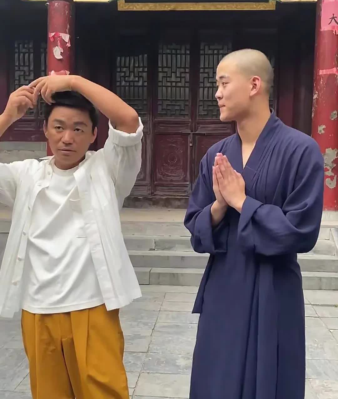 王宝强再回少林，看到他的一个动作，才知道当年少林留不住他的原因。

他站在寺