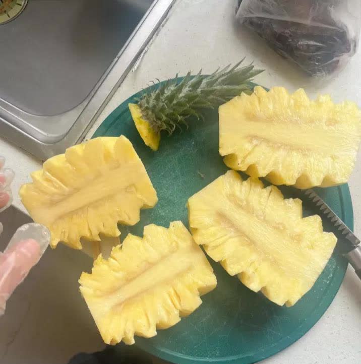 今天买了个菠萝，切开发现里面颜色有点深。问商家，商家非说是糖心，更甜。可我心里直