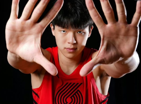 刚结束NBA夏季联赛征程的杨瀚森火速归队，投身亚洲杯备战，重新融入中国男篮战术体