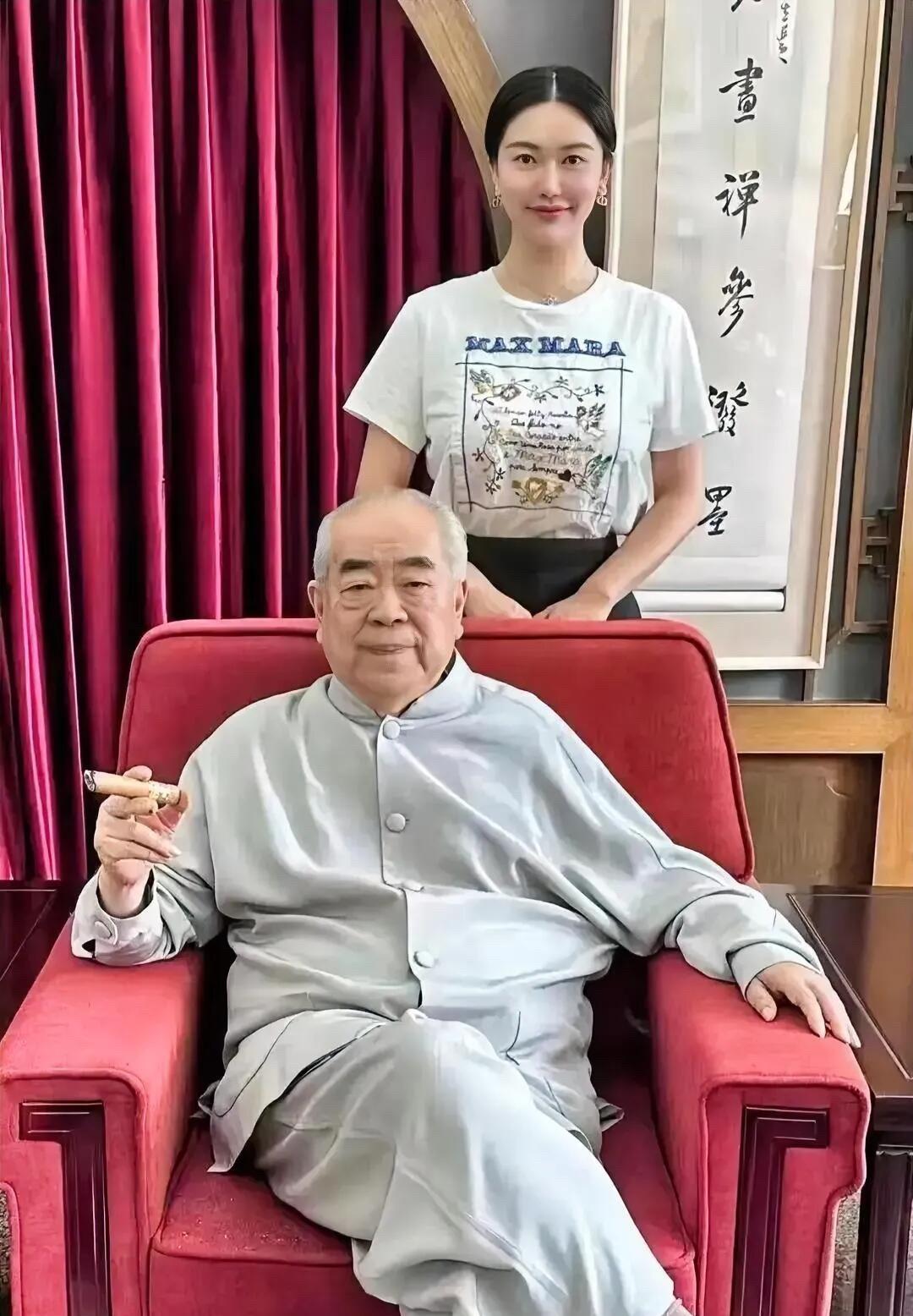 80多岁的书画家范增看起来精神矍铄的，这气质比六七十岁的老爷爷都还要好。后面站着