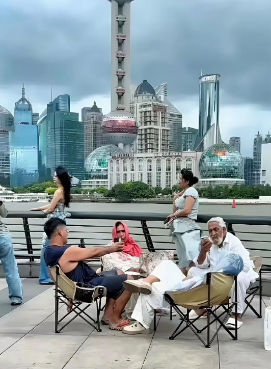 上海外滩，三哥自恃高种姓，自带折叠桌椅，霸占公共空间。这要是没人管，他们很快就会