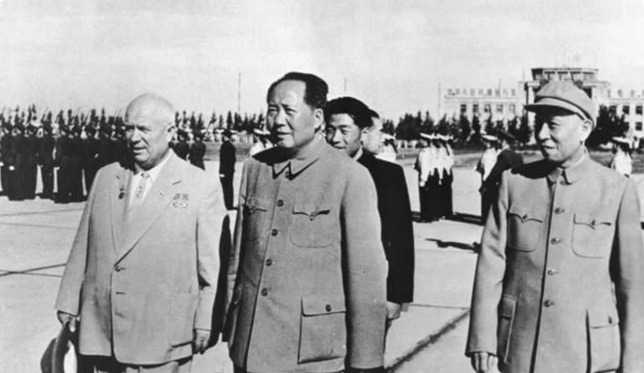 1959年9月30日下午毛主席在钓鱼台迎宾馆同赫鲁晓夫等人谈话。
毛主席说：美国