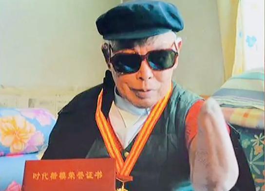 1956年，朱彦夫在长津湖战役中，失去了双手双脚吗，就连左眼也不幸失明，当他拖着