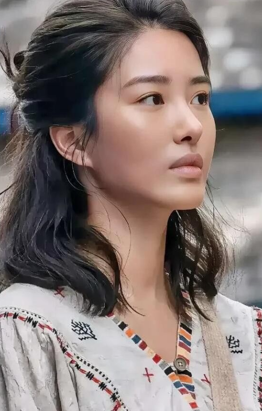 她的侧颜很完美，明明长得比刘亦菲漂亮，演技也不输赵丽颖、苗苗和杨紫，怎么就她一个